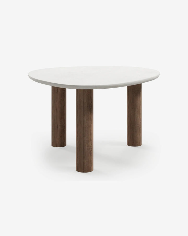 Mesa de comedor Vilma en nogal y microcemento sobre fondo gris de estudio