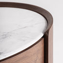 Mesita de noche de madera contrachapada en color marrón claro – detalle