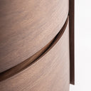 Mesita de noche de madera contrachapada en color marrón claro – detalle