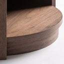 Mesita de noche de madera contrachapada en color nogal – detalle