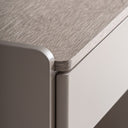 Mesita de noche de madera contrachapada en color topo – detalle