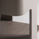 Mesita de noche de madera contrachapada en color topo – detalle