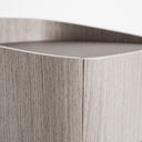 Mesita de noche de madera contrachapada y chapa de roble en color gris – detalle