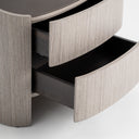 Mesita de noche de madera contrachapada y chapa de roble en color gris – detalle