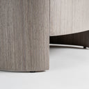Mesita de noche de madera contrachapada y chapa de roble en color gris – detalle