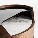 Mesita de noche de madera contrachapada y cristal en color marrón – detalle