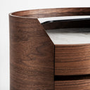 Mesita de noche de madera contrachapada y cristal en color marrón – detalle