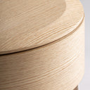 Mesita de noche de madera contrachapada y polipiel en color arena – detalle