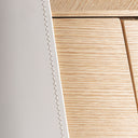 Mesita de noche de madera contrachapada y polipiel en color arena – detalle