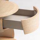Mesita de noche de madera contrachapada y polipiel en color arena – detalle