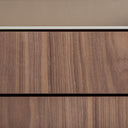 Mesita de noche de madera contrachapada y polipiel en color nogal 56 x 42 x 52 cm – detalle