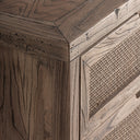 Mesita de noche de madera de olmo y ratán en color marrón – detalle