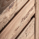 Mesita de noche de madera de pino reciclado en color marrón envejecido – detalle
