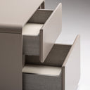 Mesita de noche de MDF en color beige – detalle