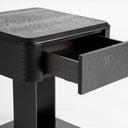 Mesita de noche de MDF y chapa de olmo en color negro – detalle