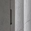 Mesita de noche de MDF y resina en color blanco desgastado – detalle