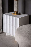 Mesita de noche de MDF y resina en color blanco desgastado – detalle