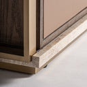 Mesita de noche de travertino y acero inoxidable en color beige – detalle