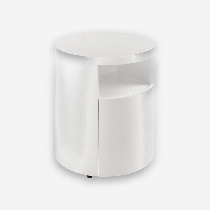 Mesita de noche madera blanca sobre fondo gris de estudio