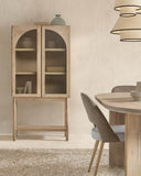Mueble auxiliar de madera maciza natural, 80 cm en ambiente decorado
