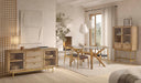Mueble auxiliar de madera maciza natural y patas de metal en ambiente decorado