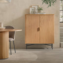 Mueble auxiliar de chapa de roble natural y patas de metal, 120 cm de alto en ambiente decorado