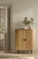 Mueble auxiliar de chapa de roble natural y patas de metal, 118 cm de alto en ambiente decorado