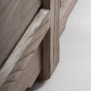 Mueble para TV de madera de pino reciclado en color marrón – detalle