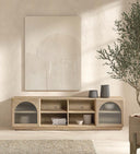 Mueble de TV de madera maciza natural con cuatro huecos abiertos en arco, 200 cm en ambiente decorado
