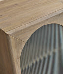 Mueble de TV de madera maciza natural con cuatro huecos abiertos en arco, 200 cm en ambiente decorado (2)