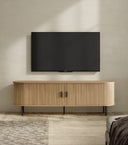 Mueble de TV de chapa de roble natural y patas de metal en ambiente decorado