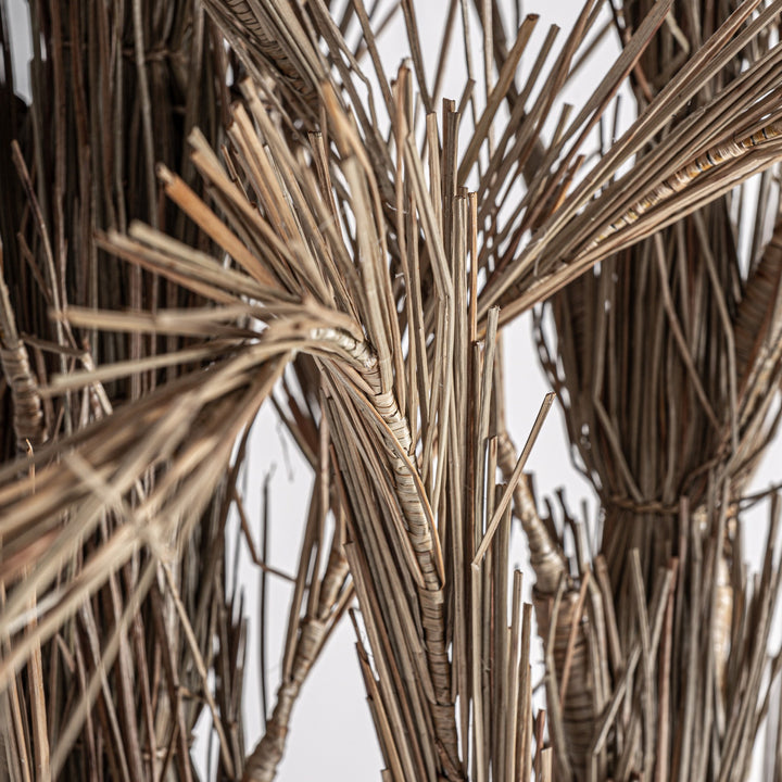 Planta artificial de fibra natural en tonos neutros – detalle