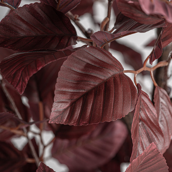 Planta artificial de poliéster y polietileno en color rojo oscuro – detalle
