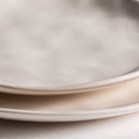 Plato de porcelana en color blanco roto (pack de 6) – 26 x 26 x 3 cm – detalle