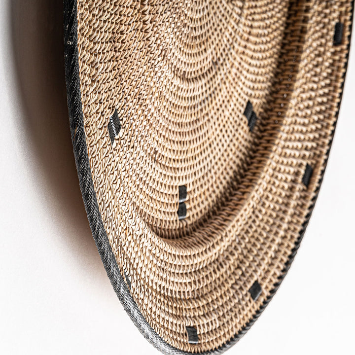 Plato decorativo de pared de ratán en tonos marrones 80 x 6 cm – detalle