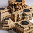 Portavelas de madera de teca y hierro en color marrón claro 33 x 28 cm – detalle