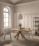 Comedor luminoso con mesa de roble y sillas tapizadas