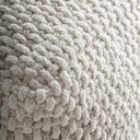 Puf tapizado en lana en color blanco roto – detalle