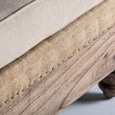 Reposapiés de madera de mango y algodón en color crema – detalle