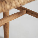 Reposapiés de madera de teca y enea en color marrón – detalle