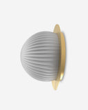 Lámpara Roi de Pared Disc - Base latón pulido mate y vidrio blanco opal, foto de producto