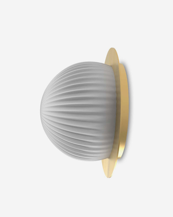 Lámpara Roi de Pared Disc - Base latón pulido mate y vidrio blanco opal, foto de producto