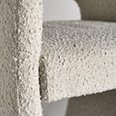 Silla de algodón bouclé y MDF en color blanco roto – detalle