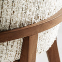 Silla de madera de caucho y poliéster en color marrón – detalle