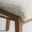 Silla de madera de caucho y poliéster en color marrón – detalle