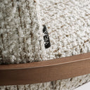 Silla de madera de caucho y poliéster en color marrón – detalle