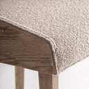 Silla de madera de fresno y poliéster en color marrón claro – detalle