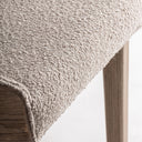 Silla de madera de fresno y poliéster en color marrón claro – detalle