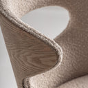 Silla de madera de fresno y poliéster en color marrón claro – detalle