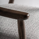 Silla de madera de fresno y poliéster en color marrón mate – detalle
